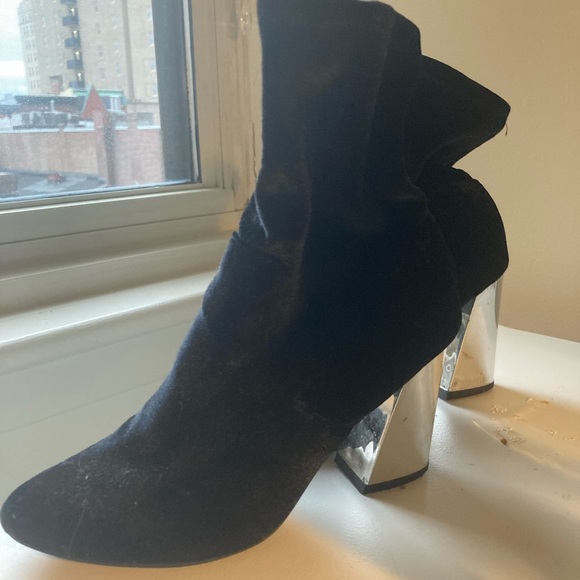 Black heeled boots - Picture 3 of 3